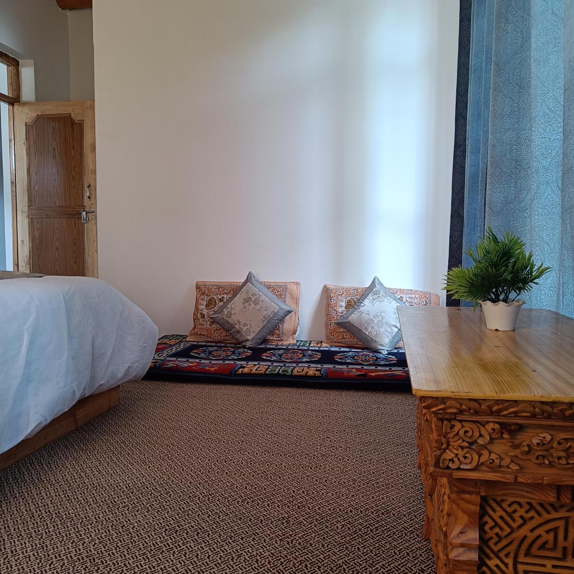 Traveller Nest Hotel Deskit Buitenkant foto