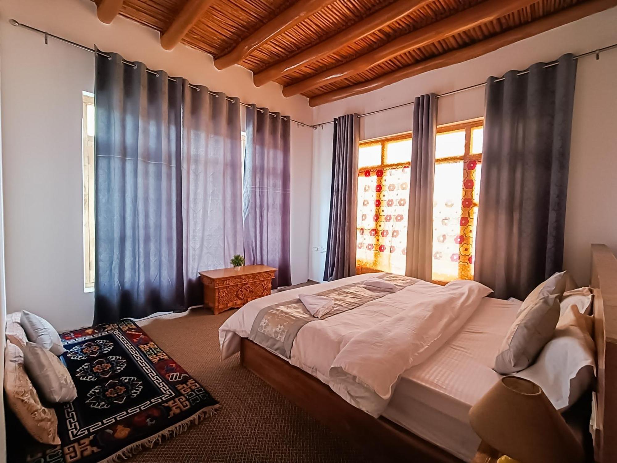 Traveller Nest Hotel Deskit Buitenkant foto
