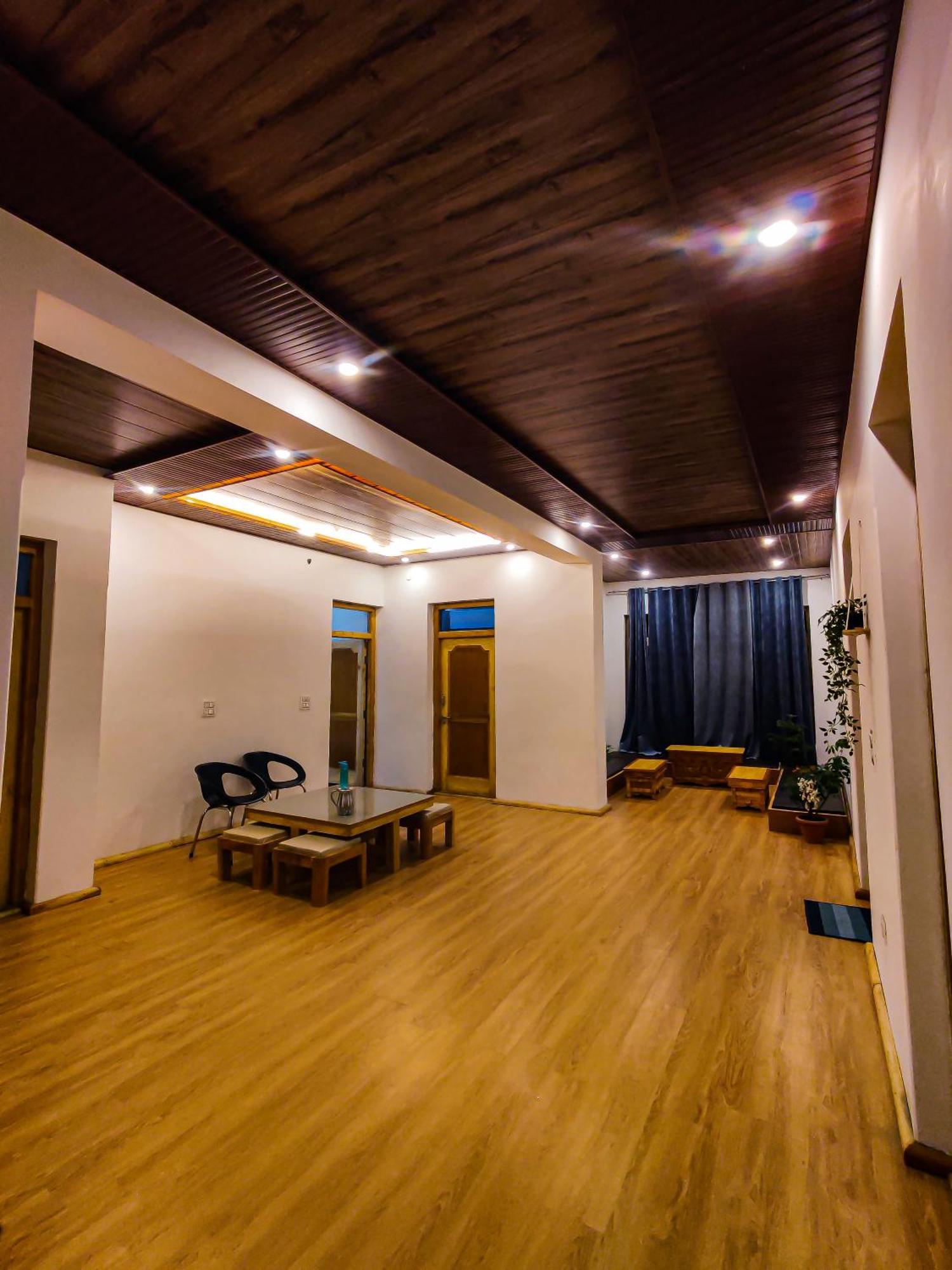 Traveller Nest Hotel Deskit Buitenkant foto
