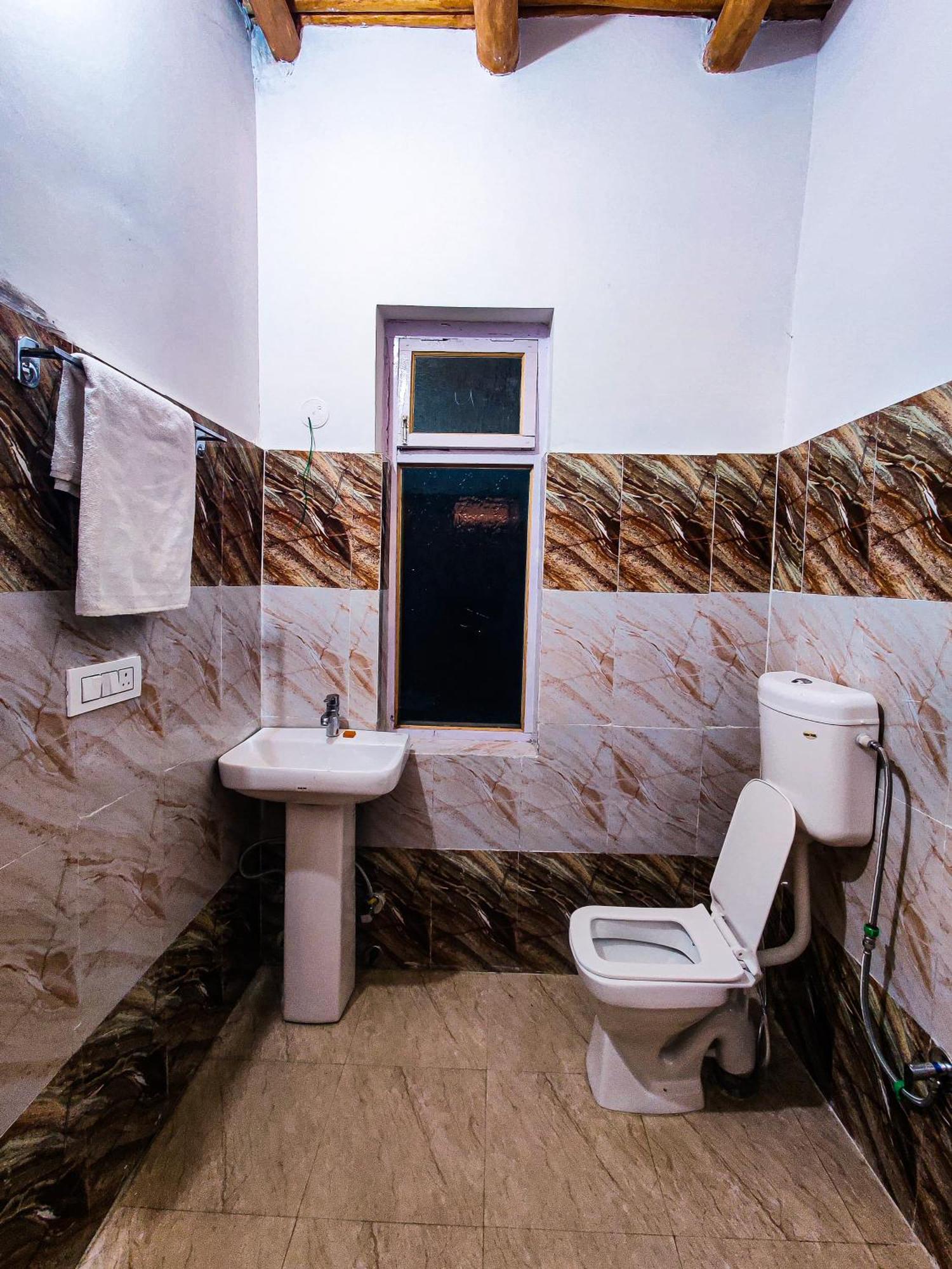 Traveller Nest Hotel Deskit Buitenkant foto