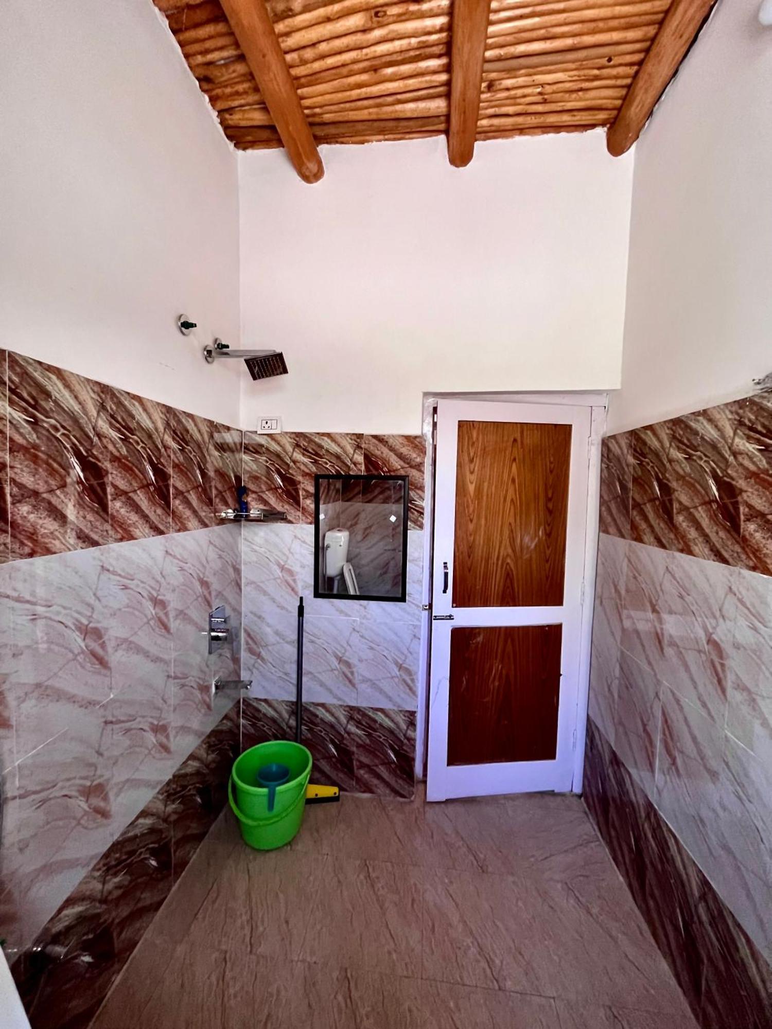 Traveller Nest Hotel Deskit Buitenkant foto
