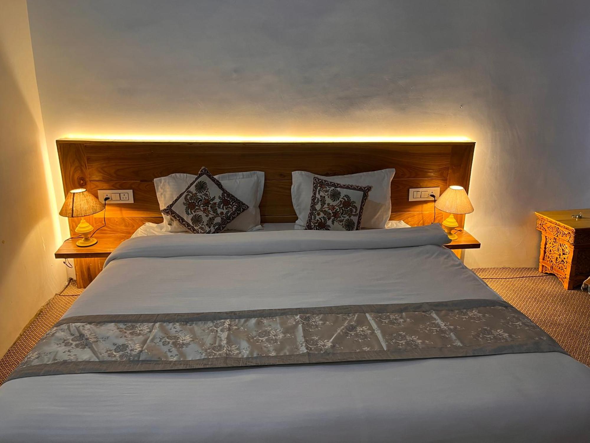 Traveller Nest Hotel Deskit Buitenkant foto